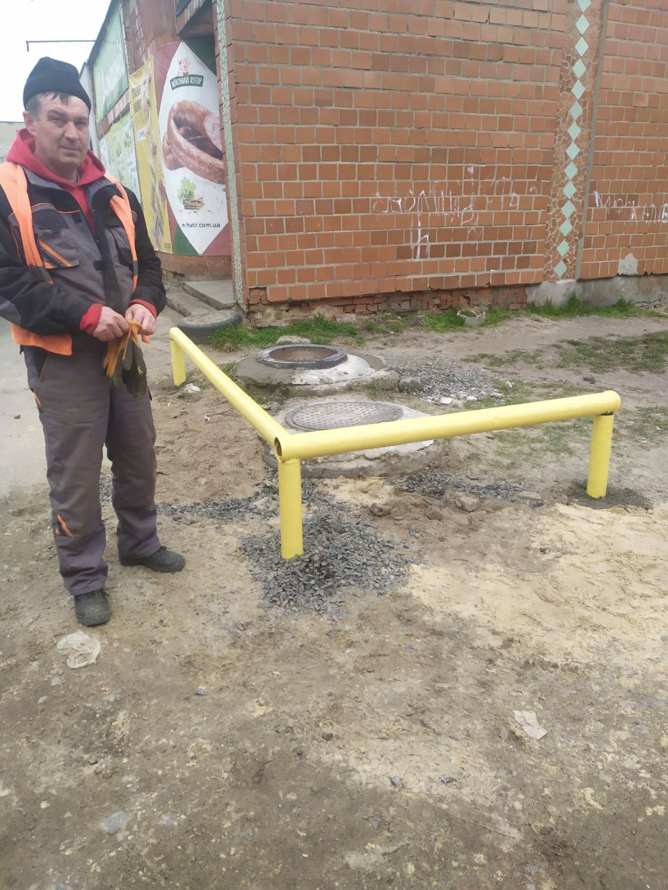 Заборонено паркуватись на каналізаційних люках